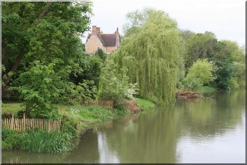 A quiet spot in Bedfordshire for farm holidays with a house, willow tree and river