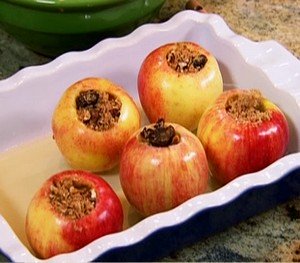 5 baked apples in a baking dish