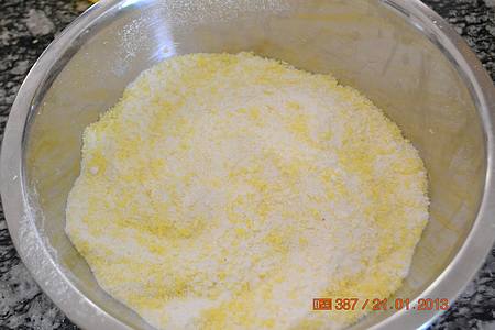 Homemade laundry detergent in a bowl.